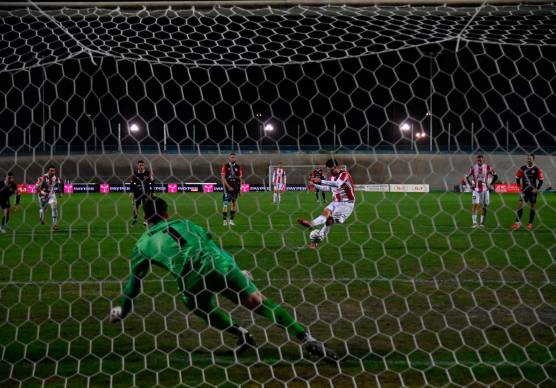 Il calcio di rigore trasformato da Elia Petrelli al 28’ (foto Fabio Blaco)