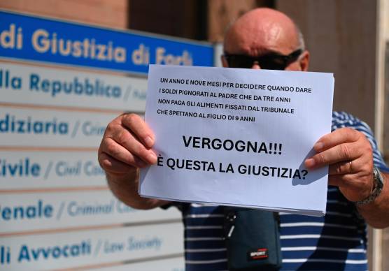 Il volantino distribuito ieri mattina davanti al Tribunale di Forlì (foto Fabio Blaco)