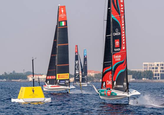 Luna Rossa e New Zealand durante una regata di flotta a Jeddah