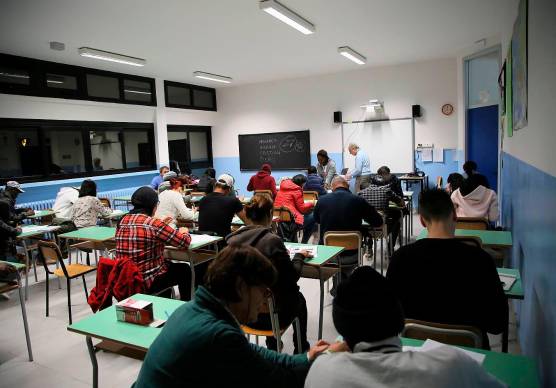 Lezioni di italiano a ragazzi stranieri (foto di repertorio)