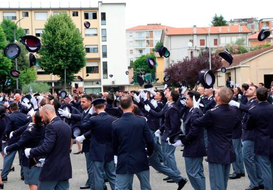 Il festoso lancio dei cappelli da parte dei poliziotti