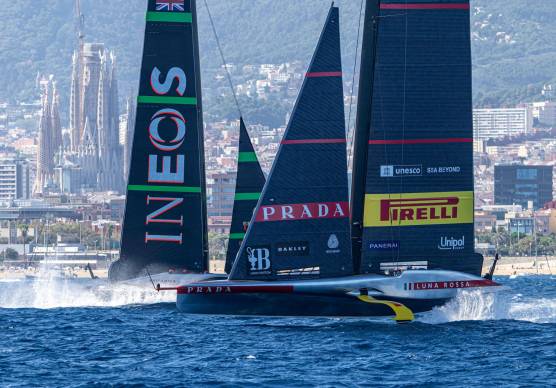 Luna Rossa Prada Pirelli e Ineos Britannia si incrociano davanti a Barcellona