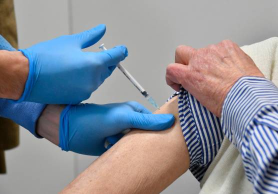 Il medico fingeva di inoculare il vaccino ai pazienti al costo di 250 euro: sul portale dell’Ausl poi ne certificava comunque la somministrazione