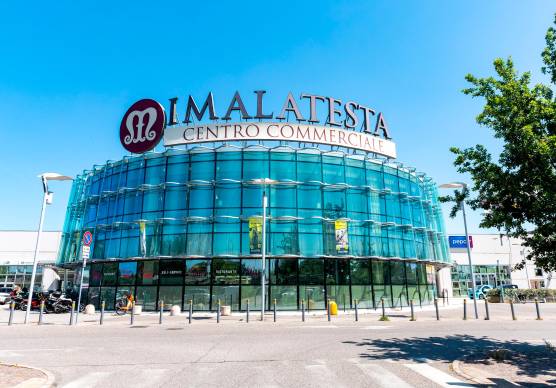 La rapina è avvenuta all’interno del centro commerciale Malatesta