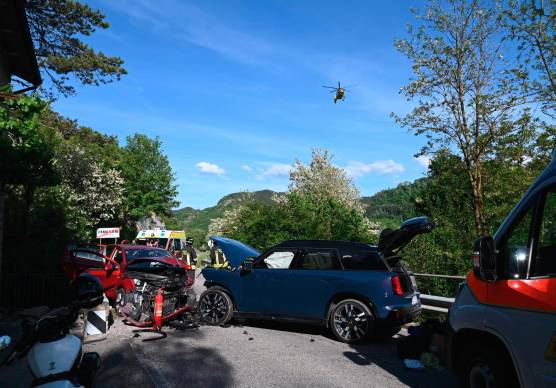 Le vetture dopo il tragico scontro e l’elicottero del 118 in volo (foto Fabio Blaco)