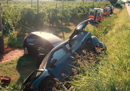 Lugo, scontro all’incrocio per una mancata precedenza: due auto nel fosso, sei persone coinvolte