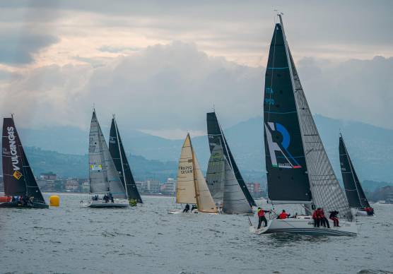 La partenza di una delle due prove della Sardina Cup di vela disputate ieri al largo di Rimini