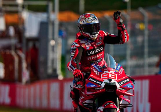 Marc Marquez celebra il successo nella Sprint race di Motegi (foto MotoGp.com)