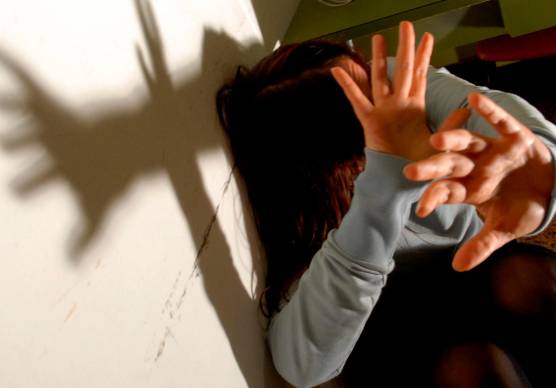 Rimini. Abusata a 13 anni dal patrigno, registra le violenze con il telefono e lo fa arrestare