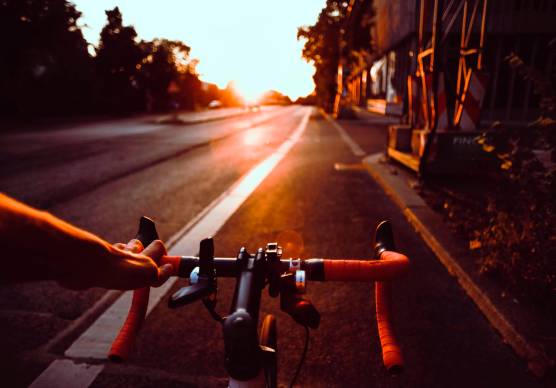 Rimini, vede i poliziotti, si alza sui pedali e si dà alla fuga lanciando una busta piena di marijuana: spacciatore arrestato