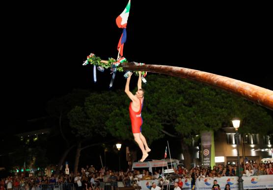 Matteo Abbondanza in cima al palo