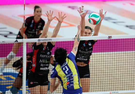 Un attacco di Martina Bracchi contro il muro a due di Perugia