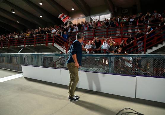 Il tecnico Alessandro Miramari saluta i tifosi della tribuna dello stadio Tullo Morgagni di Forlì (foto Fabio Blaco)