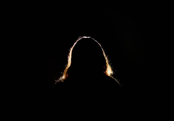 Ravenna, si piazza sulla ciclabile e lancia sassi contro le auto in transito: 39enne arrestata