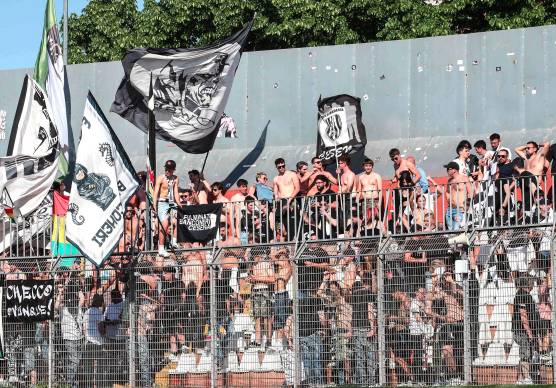 I tifosi del Cesena presenti nella passata stagione allo stadio Martelli di Mantova (foto Rega)