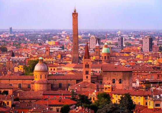 Fotografo a Bologna: Catturare emozioni nella città rossa