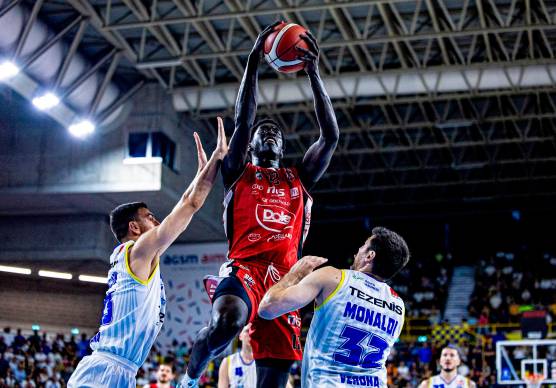 L’ala biancorossa Assane Sankare va a canestro durante garadue contro Verona