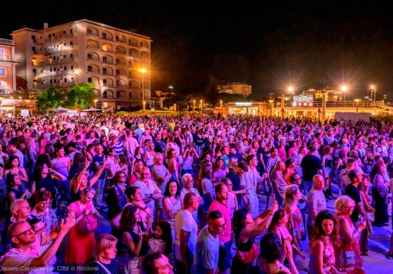 Dopo il divorzio con Linus e Radio Deeejay, Riccione rilancia l’alleanza con Rtl 102.5