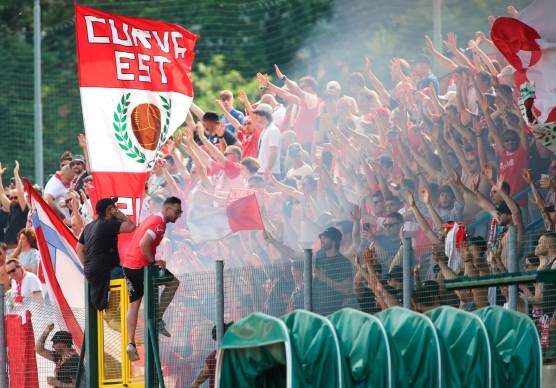 Un’immagine dei tifosi biancorossi in trasferta a Pesaro