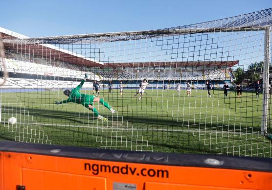 Alain Taho battuto da Frederik Tosku per il provvisorio 1-1 al Manuzzi (foto Zanotti)