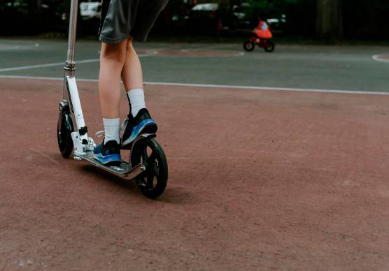 Rimini, ruba il monopattino e 25 euro a un 15enne: la Polizia rintraccia e arresta un rapinatore di appena 19 anni