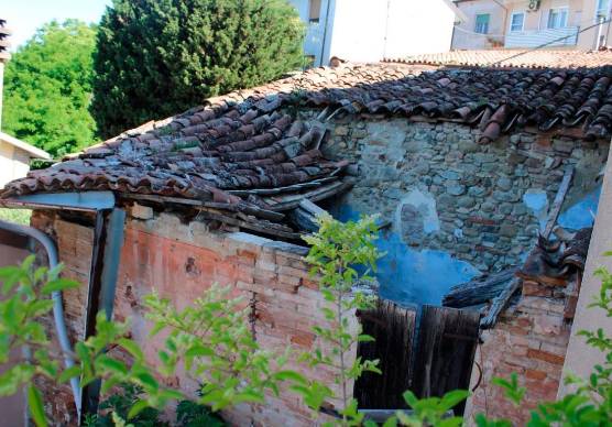 Il tetto della casa semi crollato