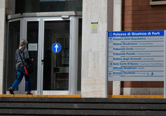 L’ingresso del tribunale di Forlì