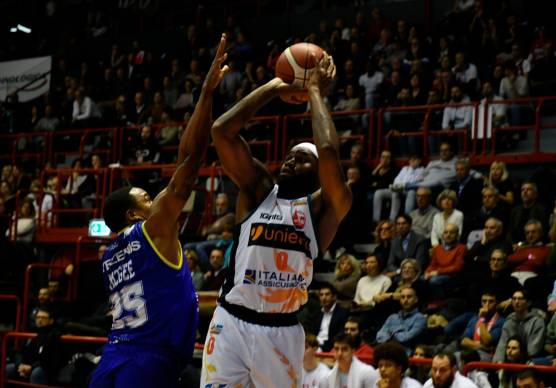 Kadeem Allen (Dole Basket Rimini ) Vs. Tyrus Mcgee (Tezenis Verona) (foto Blaco)