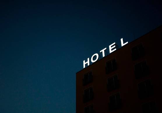 Rimini, tre stanze destinate a magazzino diventano camere dell’hotel: denunciata la titolare