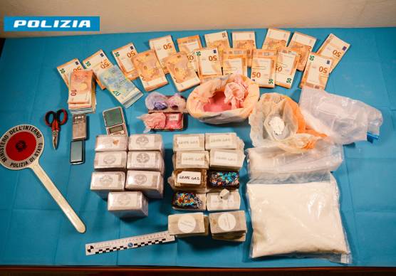 Forlì, la sua casa era diventata il market della droga: arrestato e sequestrati 8 chili di stupefacente