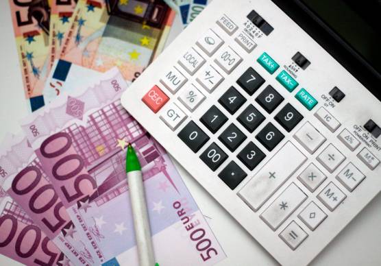 Rimini. Cassiera di un supermercato licenziata e umiliata, vince la causa per mobbing: 61mila euro di risarcimento e reintegro al lavoro