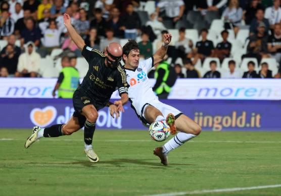 Un duello del match d’andata tra il capitano ligure Luca Parodi e il bomber bianconero Cristian Shpendi (Zanotti)