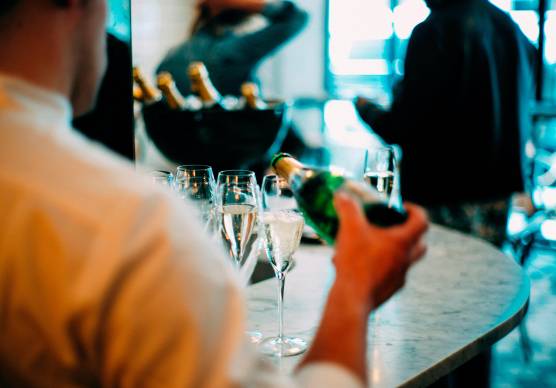 Forlì-Cesena, controlli a bar e ristoranti, 8 lavoratori su 13 erano in nero: due attività sospese e multe per oltre 20mila euro