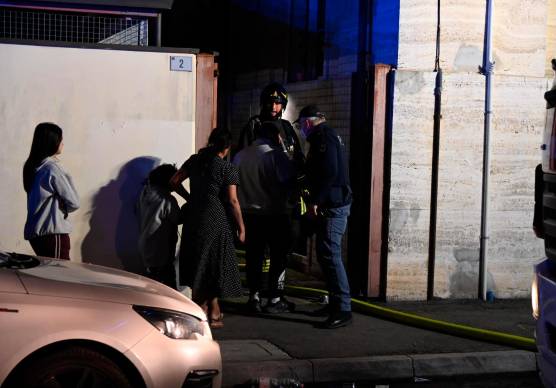 Incendio in una cantina: 21 evacuati e 5 in ospedale per accertamenti FOTOGALLERY