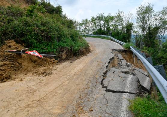 Una frana nel Forlivese (foto d’archivio Fabio Blaco)
