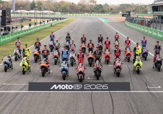La consueta foto di gruppo di tutti i piloti della MotoGp schierati sulla linea di partenza del circuito di Buriram dove inizia la stagione 2026