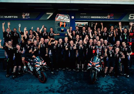 Festa grande nel team Aprilia dopo l’ottimo debutto nel campionato mondiale 2026