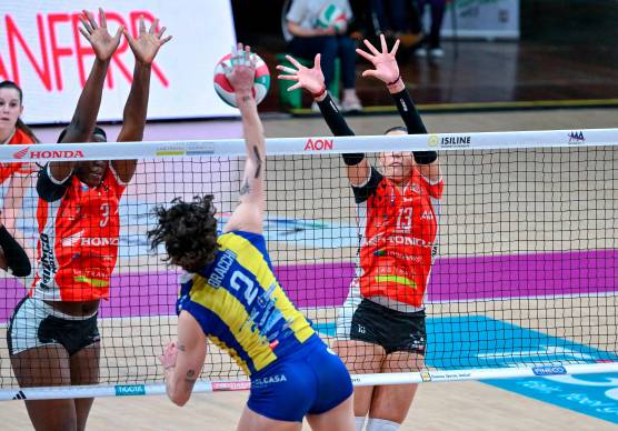 Martina Bracchi, qui contro il muro a due di Atamah e Signorile, ha chiuso la sua partita con 20 punti all’attivo