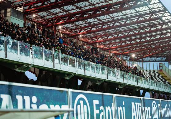 La Curva Ferrovia con i ragazzi delle scuole del territorio durante Cesena-Juve Stabia del dicembre 2025 (foto Zanotti)
