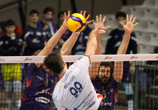 Antonino Russo e Andrea Canella a muro contro Benavidez foto fiorentini