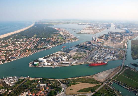 Una veduta aerea del porto di Ravenna (foto di repertorio)