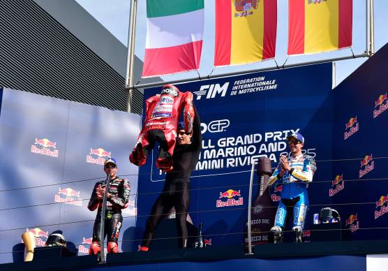 Marc Marquez festeggia la vittoria a Misano nel 2025 (Fini)