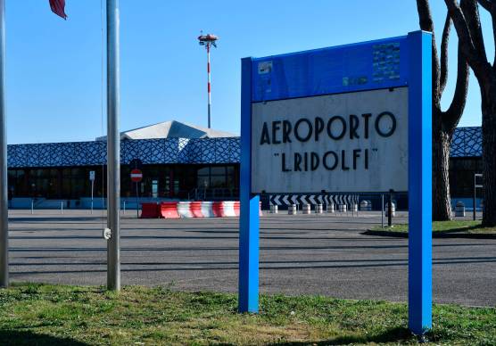 Forlì, la bufera di vento sposta tre aerei all’aeroporto: Vigili del Fuoco al lavoro per la messa in sicurezza