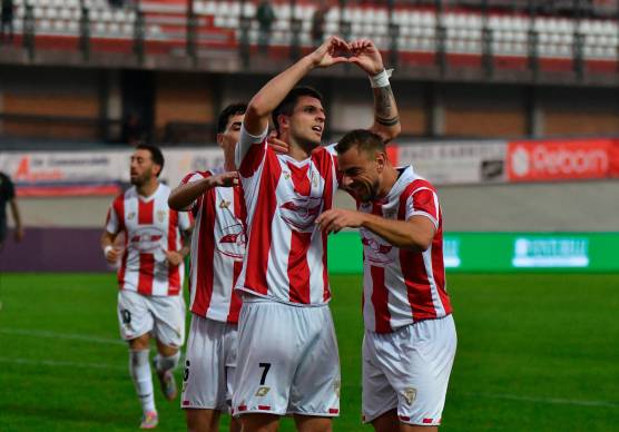 Elia Petrelli manda messaggi d’amore dopo uno dei suoi 6 gol (foto Fabio Blaco)