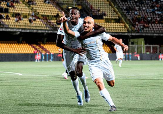 Il brasiliano Vinicius abbracciato da Joshua Tenkorang dopo il primo gol ufficiale del Ravenna in questa stagione