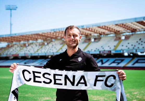 Alino Diamanti all’interno dell’Orogel Stadium-Dino Manuzzi con la sciarpa del Cesena foto cesena fc