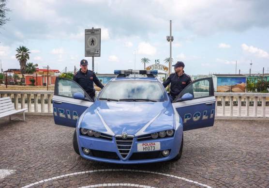 Rimini, furti a raffica all’alba sul lungomare: la Polizia arresta quattro giovani