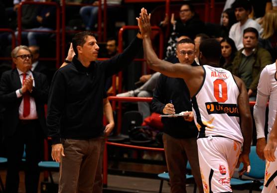 Antimo Martino e Kadeem Allen (Blaco)