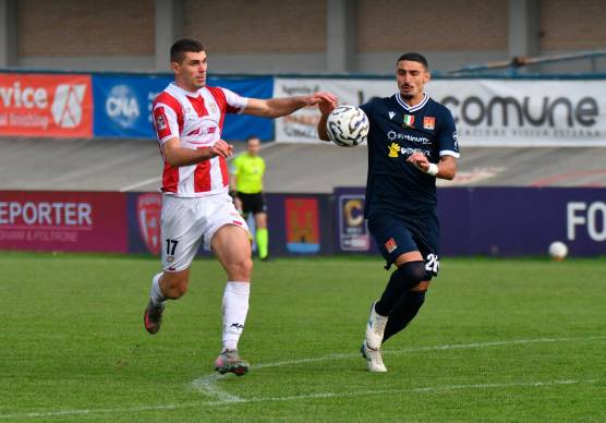 Michele Trombetta guardato a vista da Mario Noce nel match pareggiato contro il Livorno foto fabio blaco