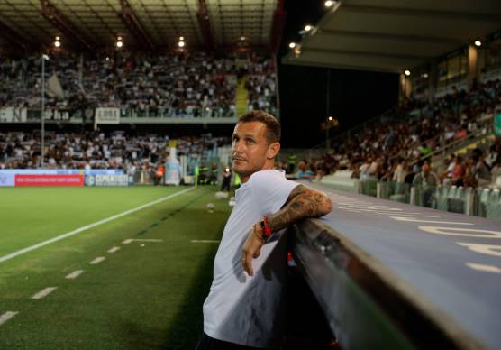 Il tecnico bianconero Alessandro Diamanti guarda il suo nuovo stadio pronto a riaccenderlo (Zanotti)